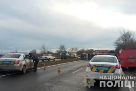 На трассе Одесса-Мелитополь произошло смертельное ДТП с участием трех автомобилей (фото, видео, дополнено)