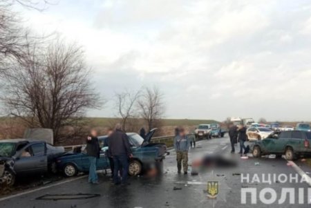 На трассе Одесса-Мелитополь произошло смертельное ДТП с участием трех автомобилей (фото, видео, дополнено)