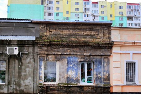 Пишоновская - улица контрастов: смесь старых малоэтажек и современных высоток (фоторепортаж)