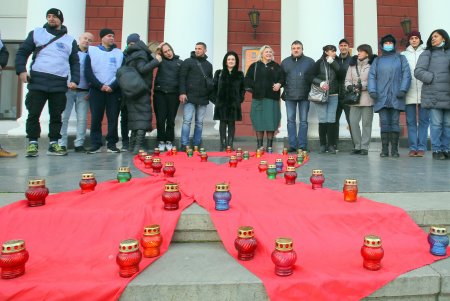 На Думской в День толерантности к больным СПИДом открыли пункт тестирования, а в память об умерших развернули большую красную ленту (фото)
