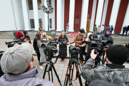 На Думской в День толерантности к больным СПИДом открыли пункт тестирования, а в память об умерших развернули большую красную ленту (фото)
