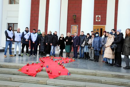 На Думской в День толерантности к больным СПИДом открыли пункт тестирования, а в память об умерших развернули большую красную ленту (фото)