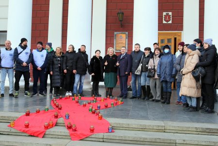 На Думской в День толерантности к больным СПИДом открыли пункт тестирования, а в память об умерших развернули большую красную ленту (фото)