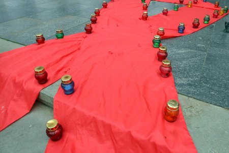 На Думской в День толерантности к больным СПИДом открыли пункт тестирования, а в память об умерших развернули большую красную ленту (фото)
