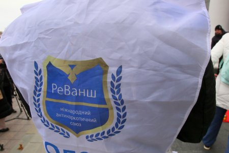 На Думской в День толерантности к больным СПИДом открыли пункт тестирования, а в память об умерших развернули большую красную ленту (фото)