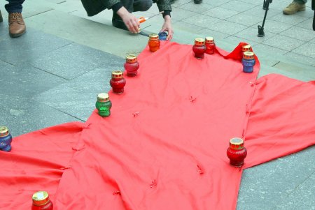 На Думской в День толерантности к больным СПИДом открыли пункт тестирования, а в память об умерших развернули большую красную ленту (фото)