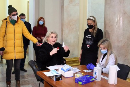 На Думской в День толерантности к больным СПИДом открыли пункт тестирования, а в память об умерших развернули большую красную ленту (фото)