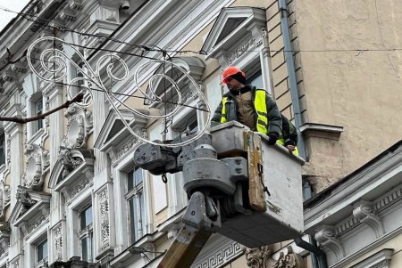 Приморский бульвар к новогодним праздникам украшают светодиодной иллюминацией (фото)