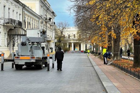 Приморский бульвар к новогодним праздникам украшают светодиодной иллюминацией (фото)