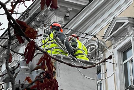 Приморский бульвар к новогодним праздникам украшают светодиодной иллюминацией (фото)