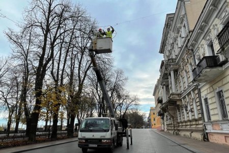 Приморский бульвар к новогодним праздникам украшают светодиодной иллюминацией (фото)