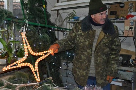 Приморский бульвар к новогодним праздникам украшают светодиодной иллюминацией (фото)