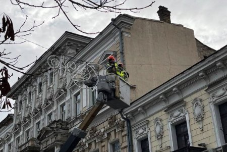 Приморский бульвар к новогодним праздникам украшают светодиодной иллюминацией (фото)
