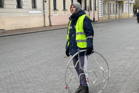 Приморский бульвар к новогодним праздникам украшают светодиодной иллюминацией (фото)