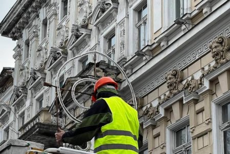Приморский бульвар к новогодним праздникам украшают светодиодной иллюминацией (фото)