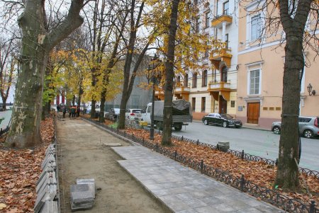 Ремонт на аллее Приморского бульвара: коммунальщики перекладывают гранитную плитку (фоторепортаж)