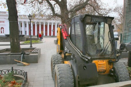 Ремонт на аллее Приморского бульвара: коммунальщики перекладывают гранитную плитку (фоторепортаж)
