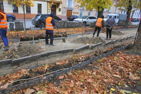 Ремонт на аллее Приморского бульвара: коммунальщики перекладывают гранитную плитку (фоторепортаж)