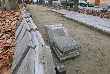 Ремонт на аллее Приморского бульвара: коммунальщики перекладывают гранитную плитку (фоторепортаж)