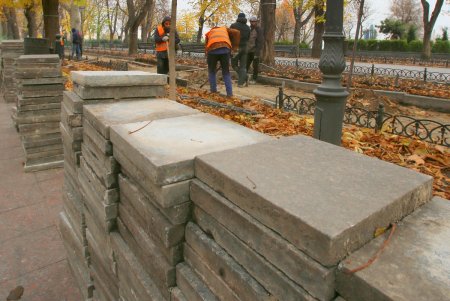 Ремонт на аллее Приморского бульвара: коммунальщики перекладывают гранитную плитку (фоторепортаж)