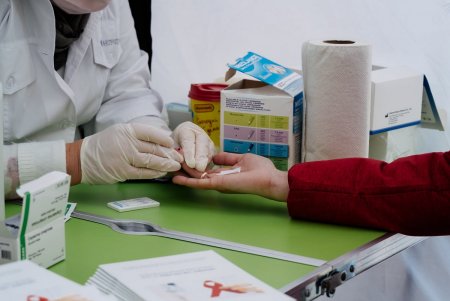 За два часа на ВИЧ и гепатит на железнодорожном вокзале Одессы протестировали почти 50 человек, восемь из них оказались больны (фото)