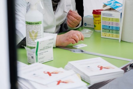 За два часа на ВИЧ и гепатит на железнодорожном вокзале Одессы протестировали почти 50 человек, восемь из них оказались больны (фото)