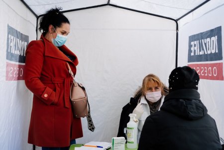 За два часа на ВИЧ и гепатит на железнодорожном вокзале Одессы протестировали почти 50 человек, восемь из них оказались больны (фото)