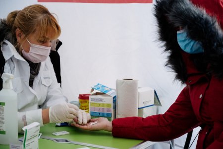 За два часа на ВИЧ и гепатит на железнодорожном вокзале Одессы протестировали почти 50 человек, восемь из них оказались больны (фото)