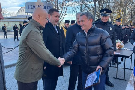 Возле памятника Дюку прошла церемония вручения служебных авто полицейским 13 ОТГ Одесской области (фото)