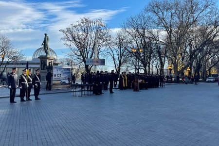 Возле памятника Дюку прошла церемония вручения служебных авто полицейским 13 ОТГ Одесской области (фото)