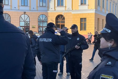 Возле памятника Дюку прошла церемония вручения служебных авто полицейским 13 ОТГ Одесской области (фото)