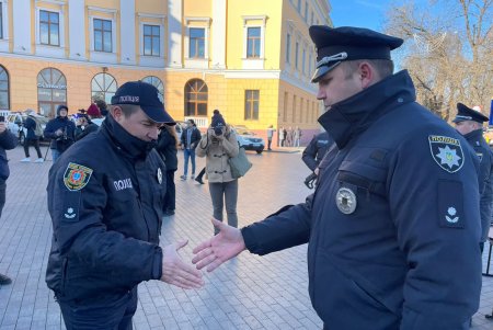 Возле памятника Дюку прошла церемония вручения служебных авто полицейским 13 ОТГ Одесской области (фото)