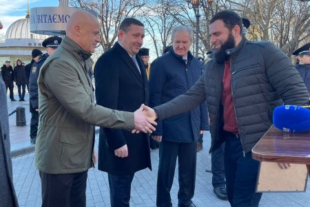 Возле памятника Дюку прошла церемония вручения служебных авто полицейским 13 ОТГ Одесской области (фото)