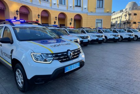 В Одессе торжественно вручили служебные авто полицейским 13 ОТГ региона (фоторепортаж)