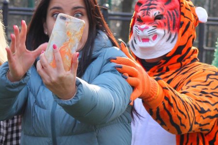 В Одесском зоопарке снимают новогодний видеоклип: главный герой символ предстоящего года (фоторепортаж)