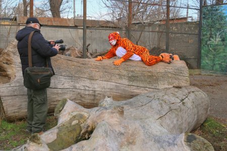 В Одесском зоопарке снимают новогодний видеоклип: главный герой символ предстоящего года (фоторепортаж)