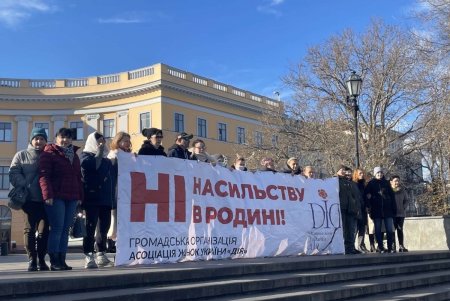 Против насилия: на Потемкинской лестнице создали арт-инсталляцию «Красная обувь» (фото)