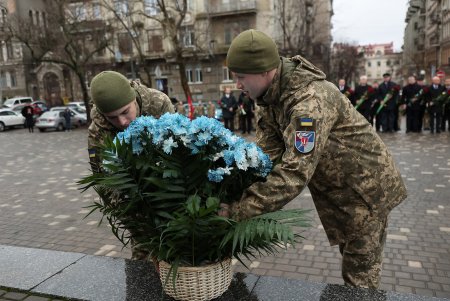 В парке Шевченко возложили цветы в честь 30-й годовщины Вооруженных Сил Украины (фото)