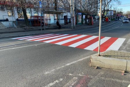 Одесские коммунальщики привели в порядок дорожные знаки, светофоры и разметку во всех районах города (фото)