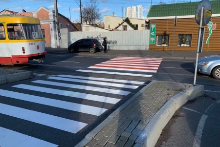 Одесские коммунальщики привели в порядок дорожные знаки, светофоры и разметку во всех районах города (фото)