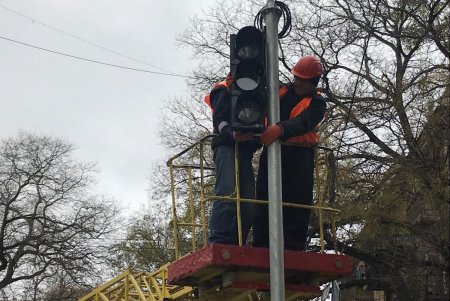 Одесские коммунальщики привели в порядок дорожные знаки, светофоры и разметку во всех районах города (фото)