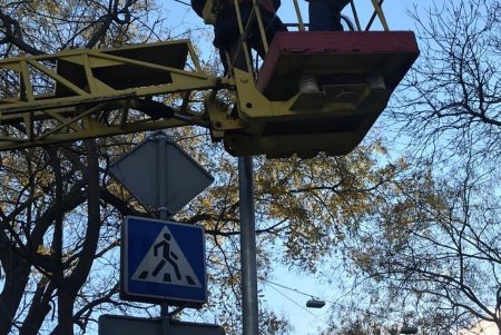 Одесские коммунальщики привели в порядок дорожные знаки, светофоры и разметку во всех районах города (фото)