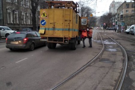Одесские коммунальщики привели в порядок дорожные знаки, светофоры и разметку во всех районах города (фото)