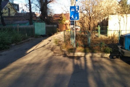 Одесские коммунальщики привели в порядок дорожные знаки, светофоры и разметку во всех районах города (фото)