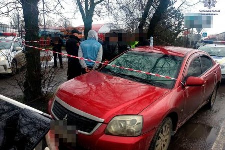Жительница Авангарда заметила троих иностранцев, которые проникли на территорию ее дома, и вызвала полицию (фото)
