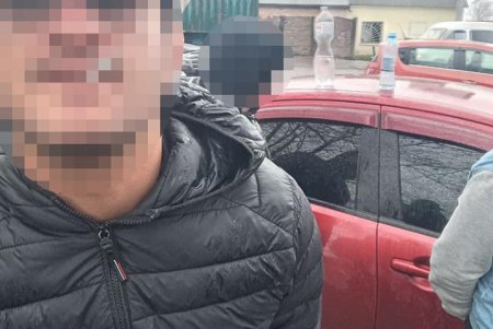 Жительница Авангарда заметила троих иностранцев, которые проникли на территорию ее дома, и вызвала полицию (фото)