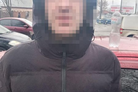 Жительница Авангарда заметила троих иностранцев, которые проникли на территорию ее дома, и вызвала полицию (фото)