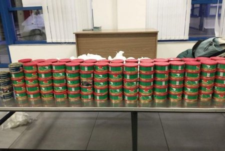 Два контрабандиста пытались под одеждой ввезти в Молдову из Одесской области более 150 банок красной икры 