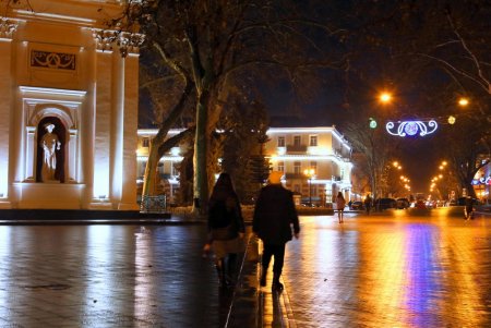 Приморский бульвар засиял новогодними огнями (фоторепортаж)