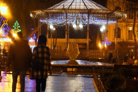 Приморский бульвар засиял новогодними огнями (фоторепортаж)